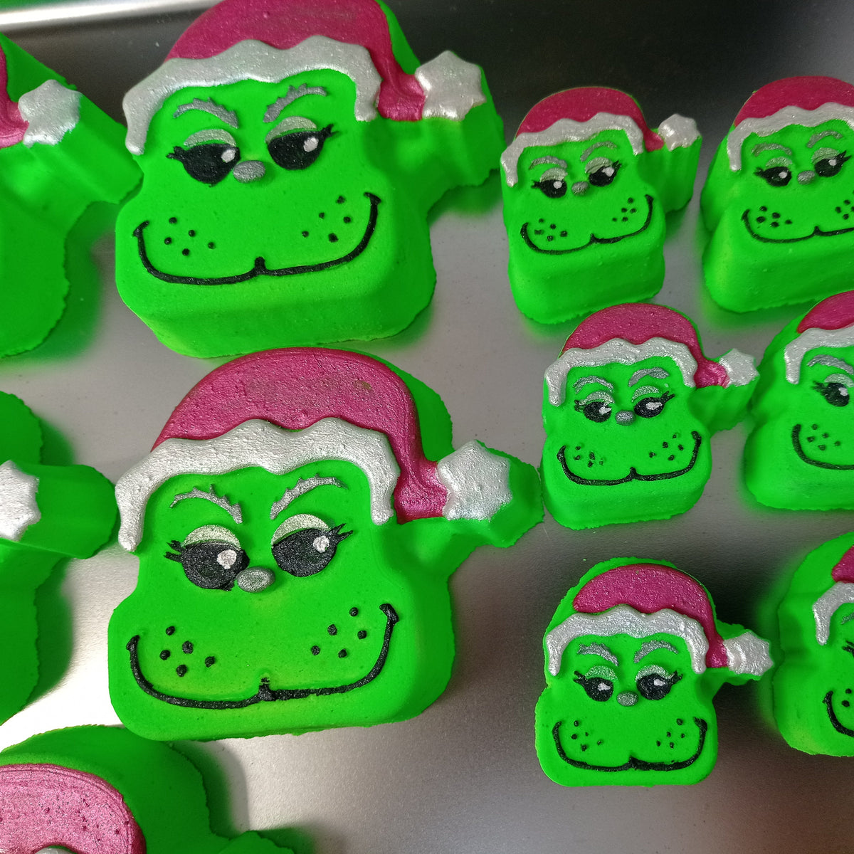 ππ Christmas Grouch Bath Bomb β Strawberry & Lime Fragrance
