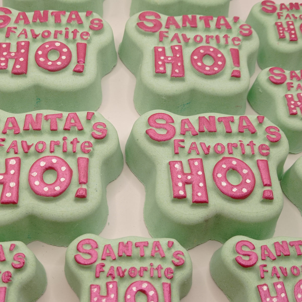 🎅🍸 Santa's Favourite HO! Bath Bomb – Passion Fruit Martini Fragrance