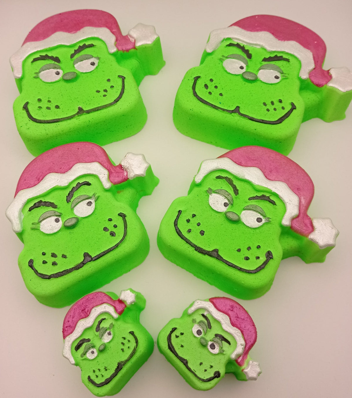 💚🎄 Christmas Grouch Bath Bomb – Strawberry & Lime Fragrance